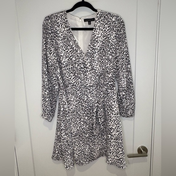Banana Republic Dresses & Skirts - Banana Republic Black & White Cheetah Animal Print Long Sleeve Wrap Dress V-neck